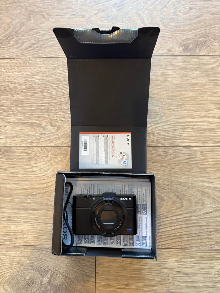 Sony RX100 VII Compact Camera, 4k video, 24-200mm