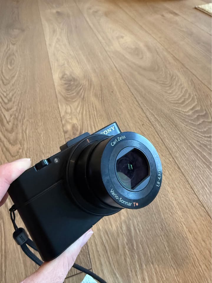 Sony RX100 VII Compact Camera, 4k video, 24-200mm